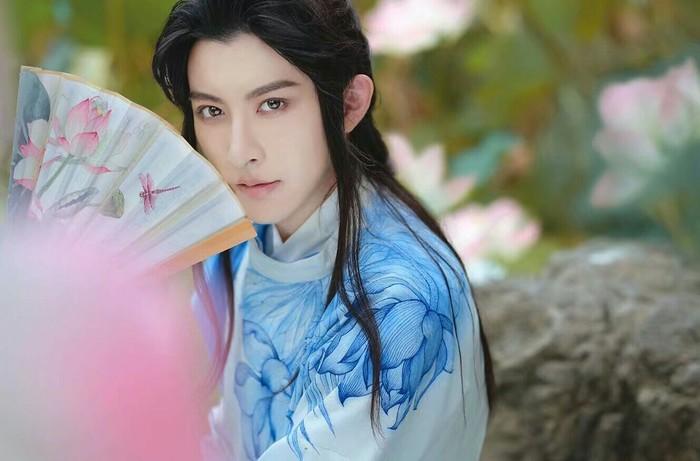 陌上人如玉公子世无双什么意思，陌上人如玉公子世无双是哪首诗 
