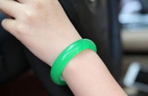 戴玉镯的好处和功效（戴玉镯对人有什么好处）看最鲜网，看新知识-提供各类互联网项目，互联网副业，职场技能课程，股票期货投资, 校园课程，升学考试等有价值的知识看最鲜网，看新知识