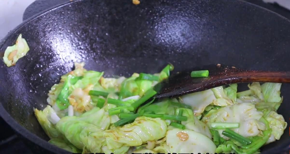 包菜怎样炒好吃又简单，爆炒包菜的家常做法