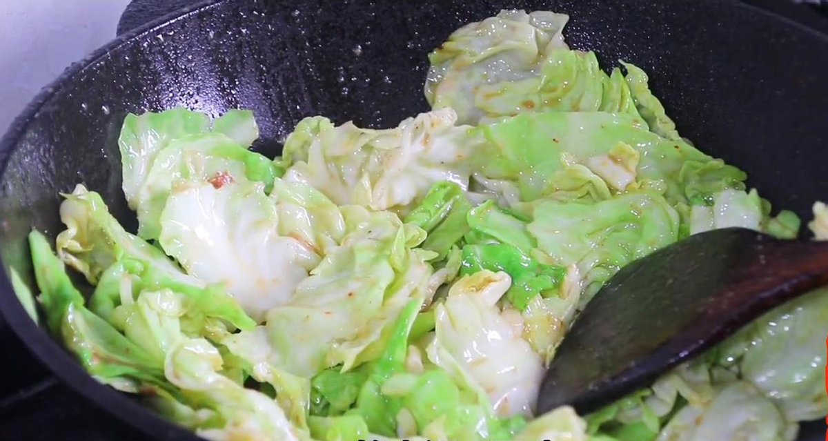 包菜怎样炒好吃又简单，爆炒包菜的家常做法