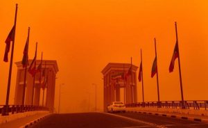 开车中遇上沙尘暴怎么办？（沙尘暴天气开车外出要注意什么？）看最鲜网，看新知识-提供各类互联网项目，互联网副业，职场技能课程，股票期货投资, 校园课程，升学考试等有价值的知识看最鲜网，看新知识