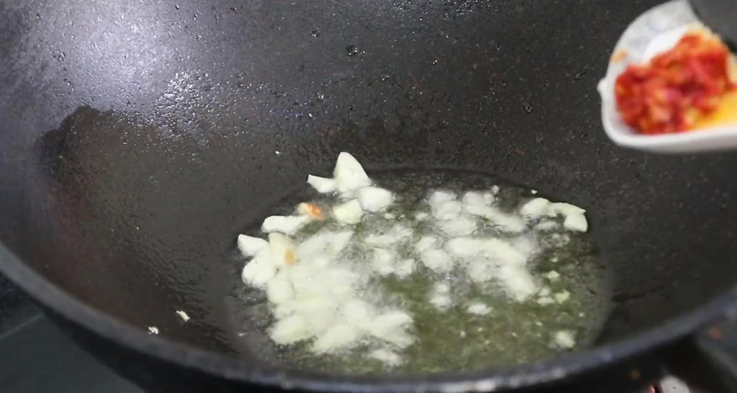 包菜怎样炒好吃又简单（爆炒包菜的家常做法）